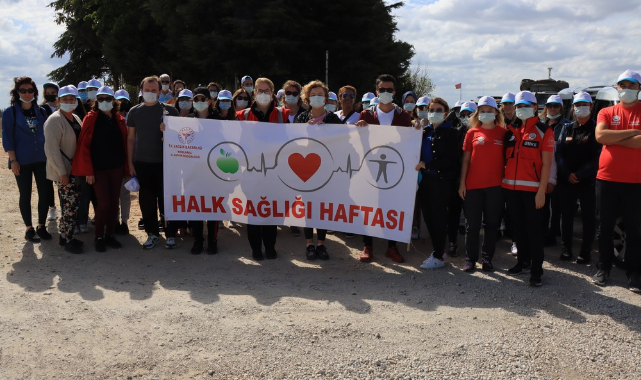 Sağlık çalışanları doğa yürüyüşü ile hareketli yaşama dikkat çekti