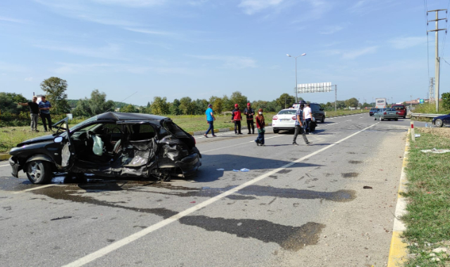 Sakarya'da İki Otomobil Çarpıştı, 1 Ölü 3 Yaralı