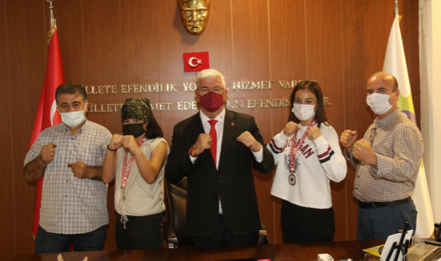 Şampiyonlar Başkan Yüksel’i Ziyaret Etti
