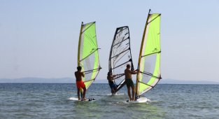 Sörf Tutkunları Denizin ve Rüzgarın Keyfini Çıkarıyor