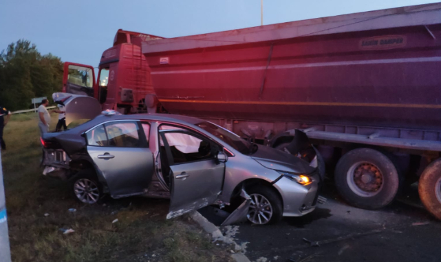 Tır Dönüş Yapmak İsteyen Otomobile Çarptı, 3 Yaralı