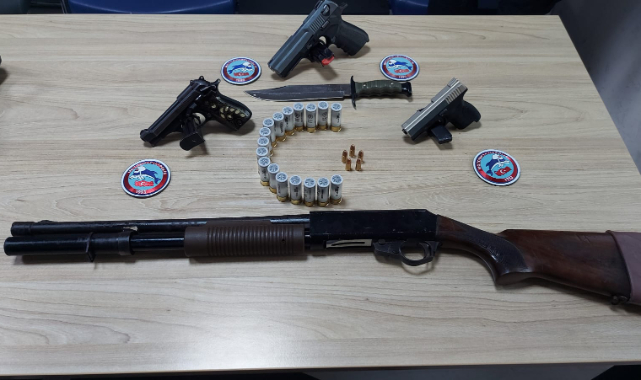 Araçta Ruhsatsız Silahlar Çıktı, 3 Kişi Gözaltına Alındı