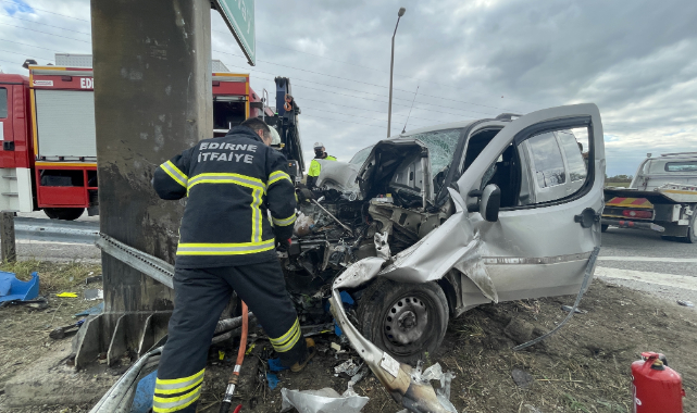 Bariyerlere Çarpan Hafif Ticari Aracın Sürücüsü Yaralandı