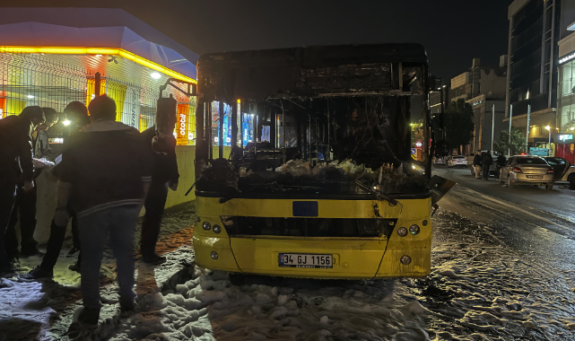 İstanbul’da Park Halindeki İETT Otobüsü Yandı