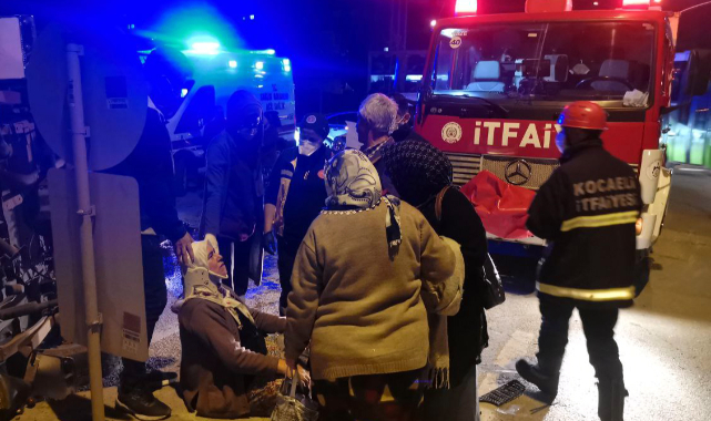 Kocaeli'de Hafif Ticari Araçla Minibüs Çarpıştı, 6 Yaralı