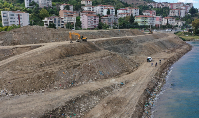 Kocaeli Sahilinde Marmara Depremi'nden Kalan İnşaat Atıkları Temizleniyor