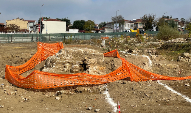 Selimiye Meydanı Kazılarında Roma Döneminden Kalma Aile Mezarlığı Bulundu