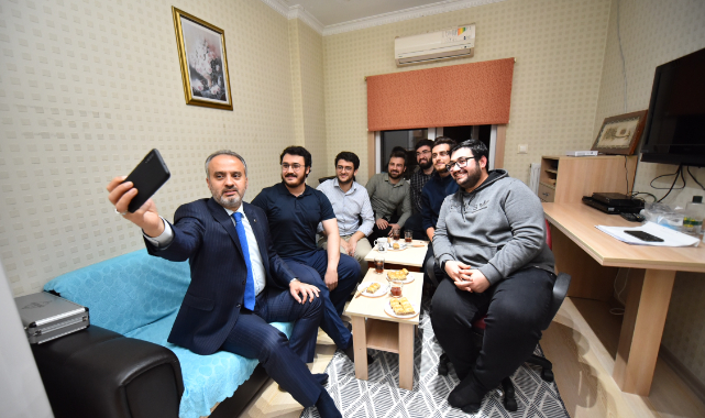 Üniversiteliler Su İndirimi İçin Aktaş'ı Evlerinde Ağırlayıp Teşekkür Etti