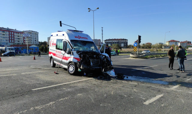 Ambulans Hafriyat Kamyonuyla Çarpıştı, 2 Yaralı