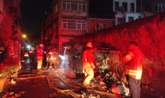 İstanbul'da Park Halindeki Panelvan Yandı