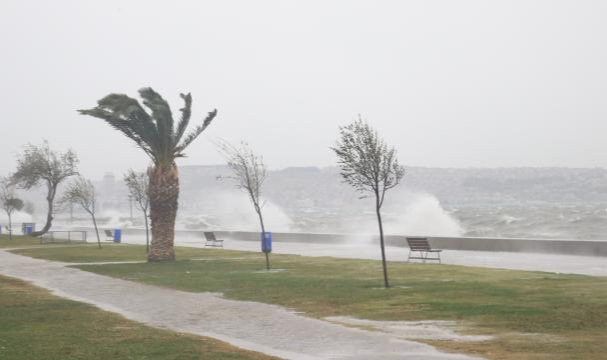 Meteoroloji'den Uyarı! Fırtına Yarın Da Sürecek, Hızı 100 KM'yi Aşacak