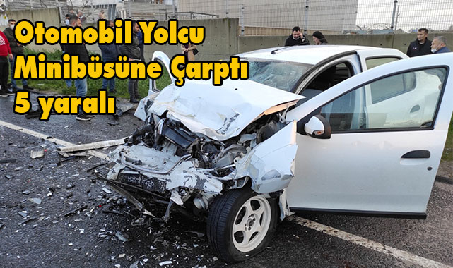 Otomobil Yolcu Minibüsüne Çarptı, 5 Yaralı
