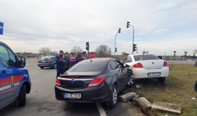 Otomobiller Kavşakta Çarpıştı, 5 Yaralı