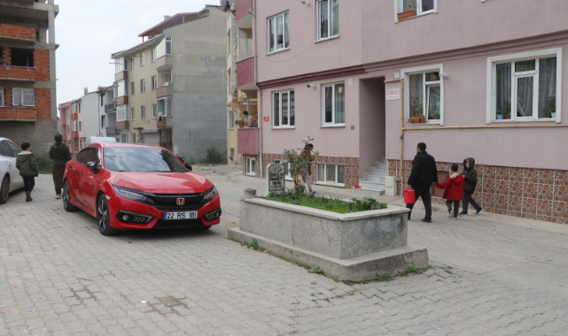 Rüyasında Görüp Yol Ortasına Mezar Yaptırdı! İçinde Kimse Var mı Yok mu Bilinmiyor