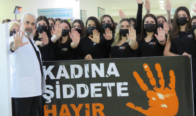 Sağlık Çalışanları Siyah Kıyafetle "Kadına Şiddeti" Protesto Etti