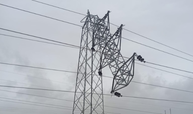 Şiddetli Rüzgar Elektrik Direklerini Devirdi