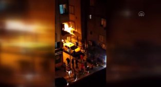 Zeytinburnu'nda Evde Çıkan Yangında Çatı Katından Atlayan 3 Kişi Ağır Yaralandı