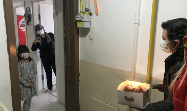 Karantinada Bulunan Minik Öykü'ye Doğum Günü Sürprizi Yapıldı