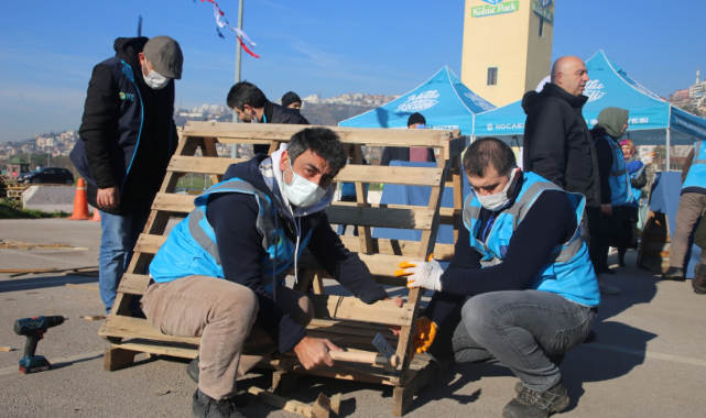 Kocaeli'de Atık Ahşap Paletler Sokak Hayvanları İçin Kulübeye Dönüşüyor