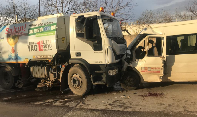 Kocaeli'de İşçi Servisi Temizlik Kamyonu Çarpıştı, 8 Yaralı
