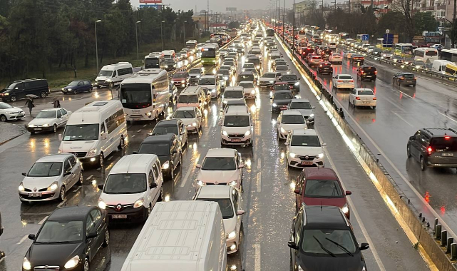 Kocaeli'de Tır Dorsesinin Üst Geçide Sıkışması Trafiği Aksattı