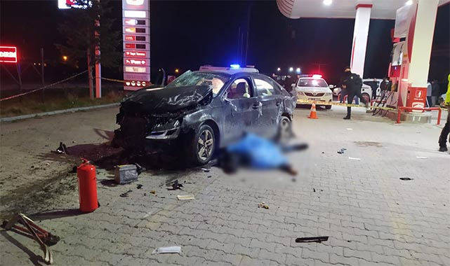 Otomobil Takla Atarak Akaryakıt İstasyonuna Girdi, 1 Ölü