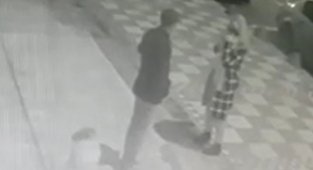 25 Yaşındaki Genç Kadın Adres Sorarken Kalp Krizi Geçirdi! Olay Güvenlik Kamerasına Yansıdı