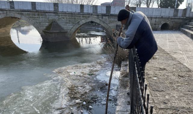 Balıkçılar Tunca Nehri'nde Buzları Kırarak Balık Tutuyor