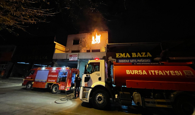Bursa'da 3 Katlı Boş Binada Yangın Çıktı