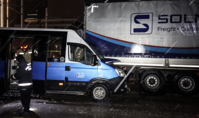 Bursa'da Yolcu Minibüsü Tıra Çarptı, 4 Yaralı