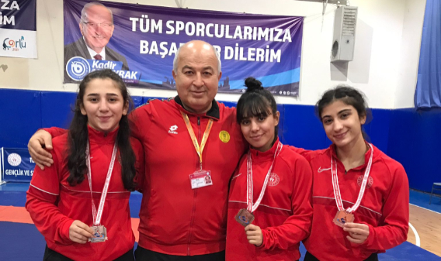 Edirneli Güreşçiler Türkiye Şampiyonası'ndan Madalyayla Döndü