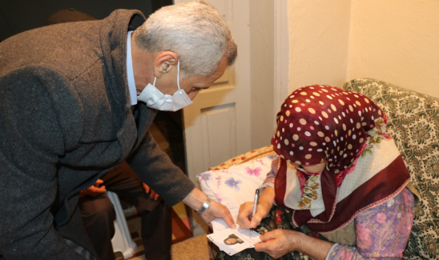 Ekipler Köy Köy Dolaşıp Yaşlı, Hasta ve Engellilerin Kimliklerini Yeniliyor