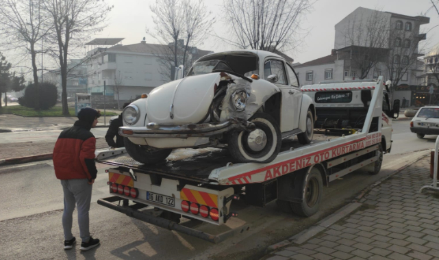 Elektrik Direğine Çarpan Otomobilin Sürücüsü Yaralandı