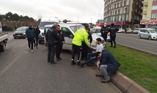 Servis Minibüsü Polis Otosuna Çarptı, 2 Polis Hafif Yaralandı