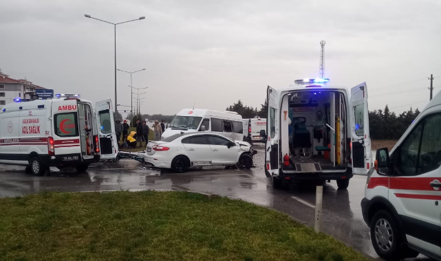 İşçi Servisi İle Otomobil Çarpıştı, 6 Yaralı