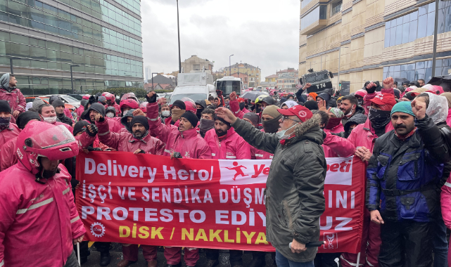İstanbul'da Motorlu Kuryelerin Zam Protestosu Sürüyor