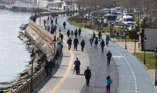 Kent Sakinleri Güneşli Havanın Tadını Çıkardı