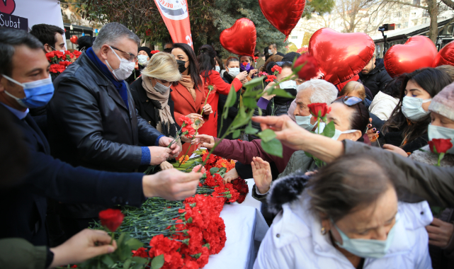 Kesimoğlu, Vatandaşlara Sevgililer Günü Nedeniyle Gül ve Karanfil Armağan Etti