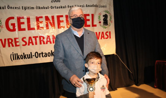 Şampiyon Öğrenciye Başkan Rasim Yüksel’den Ücretsiz Burs