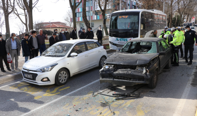 Yaya Geçidinde Yayalara Yol Veren Araca Otomobil Çarptı, 2 Yaralı