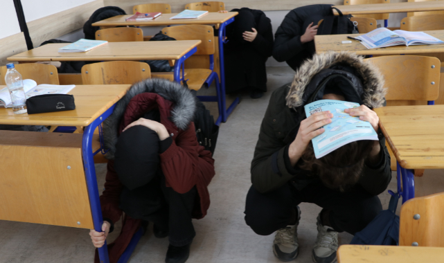 604 Okulda 200 Bin Öğrenciyle Eş Zamanlı Tatbikat