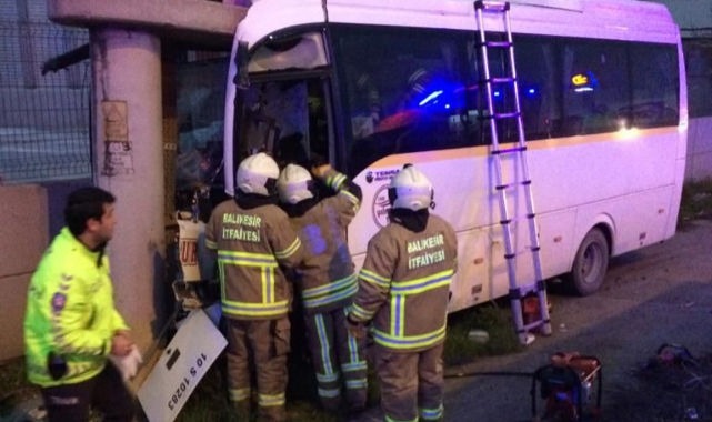 Balıkesir'de Midibüs Beton Direğe Çarptı, 1 Ölü