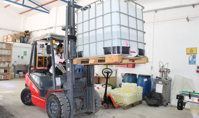 Forklift Operatörü Kadın Öğretmen Meslektaşlarının Yükünü Aldı