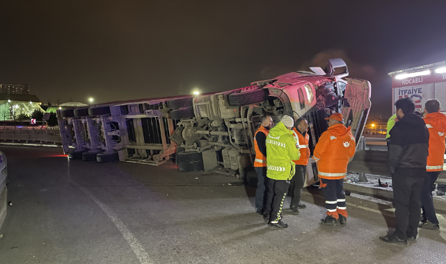 Kocaeli'de Tır Devrildi, 1 Yaralı