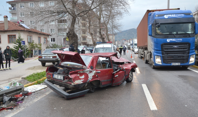 Kocaeli’nde 3 Araç Birbirine Girdi, 2 Yaralı