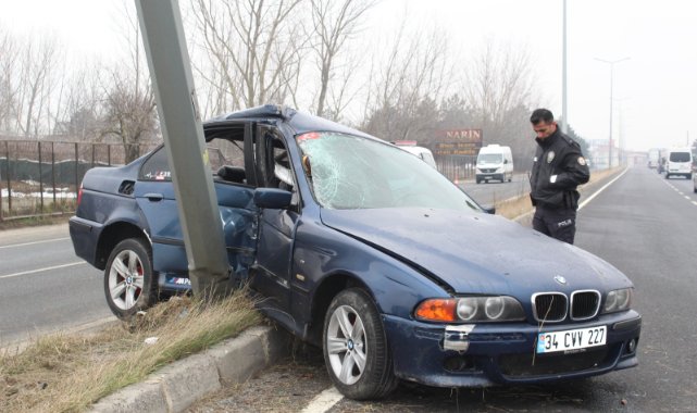Kontrolden Çıkan Otomobil Aydınlatma Direğine Çarptı, 1 Yaralı