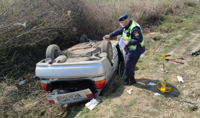 Otomobil Şarampole Yuvarlandı, 1&#039;i Çocuk 5 Yaralı