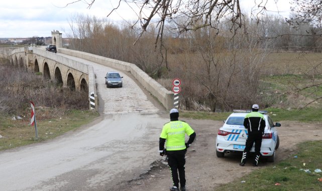 Tarihi Köprüye Ters Yönden Giren Sürücüler Polisi Görünce Kaçmaya Çalıştı