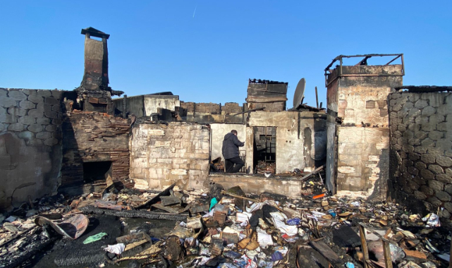 Yaşadığı Apartmanı Ateşe Verdi