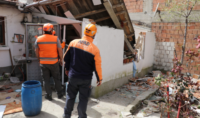 Binanın Uçan Çatısı Başka Bir Evin Üzerine Düştü, 1 Yaralı